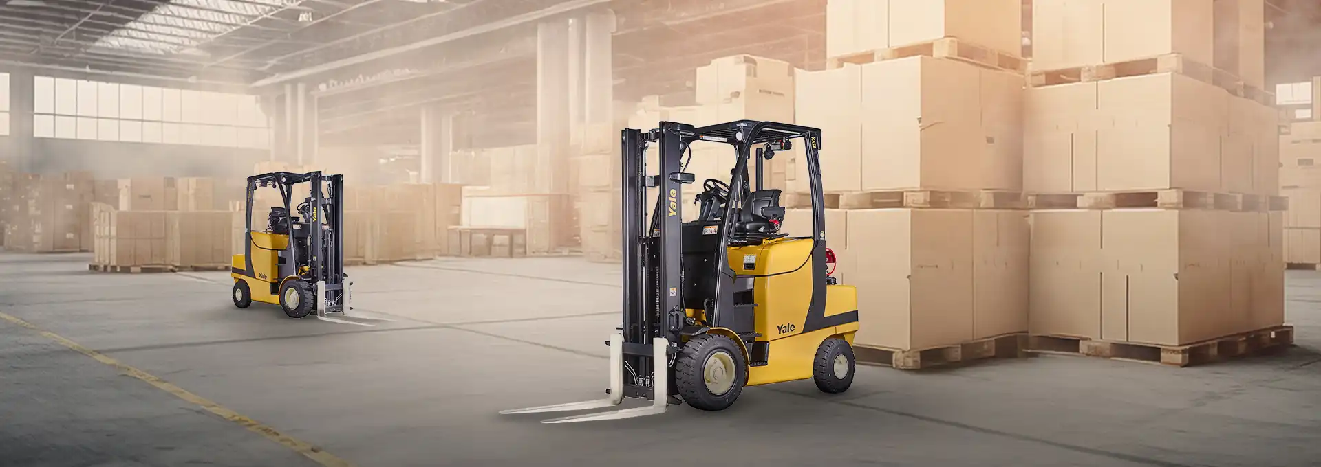 Yale Electric Counterbalance Forklift moving pallets in a UAE warehouse. High-performance material handling solutions from UMHE.